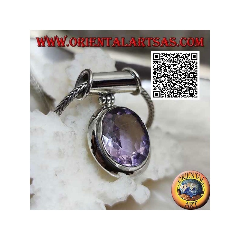 Ciondolo in argento con una splendida ametista naturale ovale sfaccettata su montatura liscia e gancio tubolare mobile