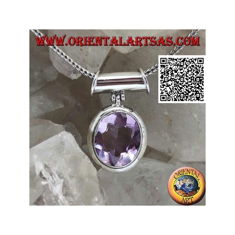 Silberanhänger mit einem schönen natürlichen ovalen facettierten Amethyst in einer glatten Umgebung