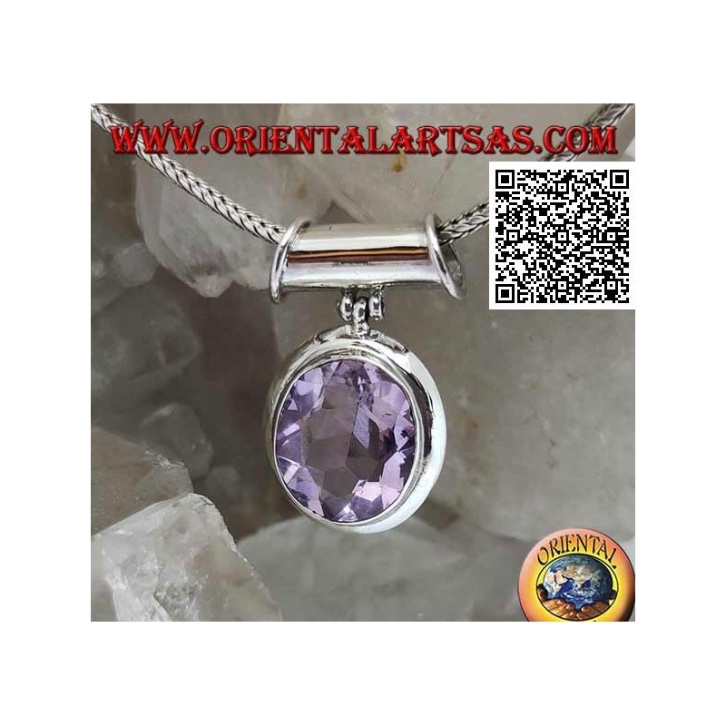 Silberanhänger mit einem schönen natürlichen ovalen facettierten Amethyst in einer glatten Umgebung