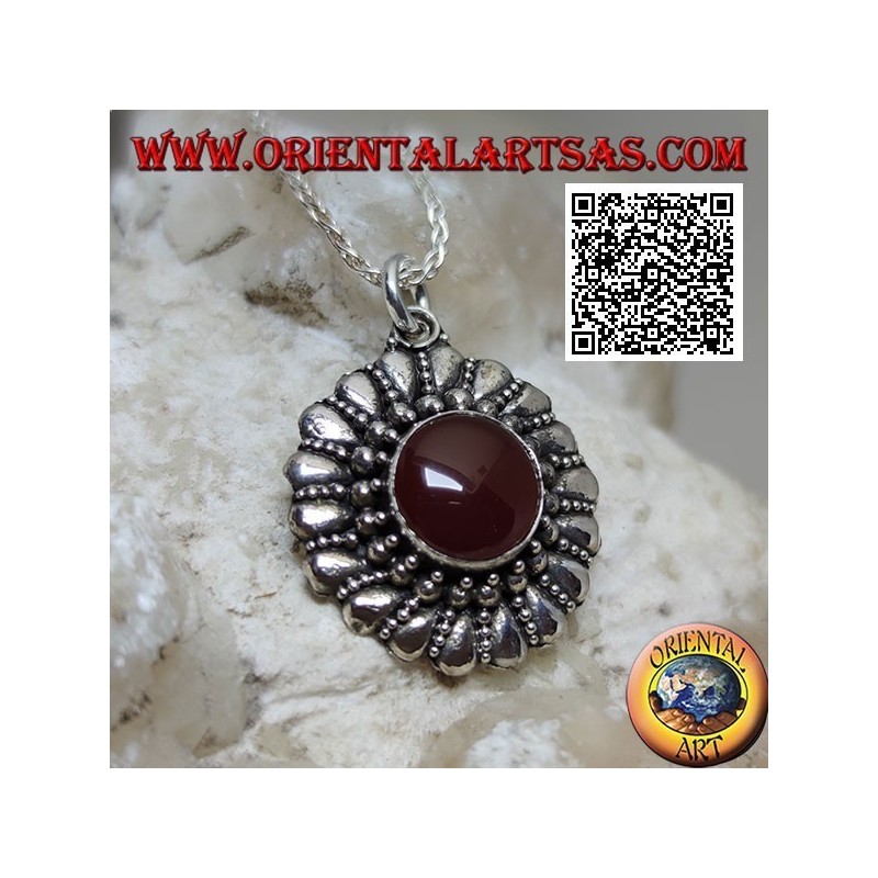 Ciondolo in argento con corniola tonda contornata da palline e gocce lisce alternate