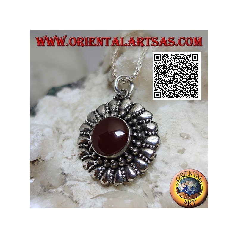 Ciondolo in argento con corniola tonda contornata da palline e gocce lisce alternate