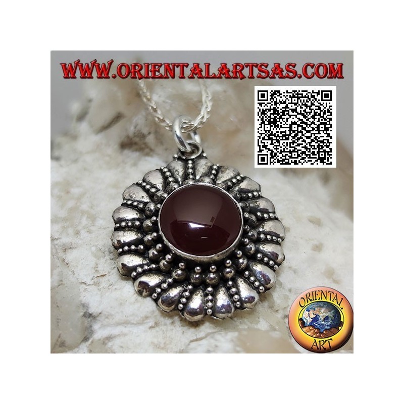 Pendentif en argent avec cornaline ronde entourée de boules et alternant gouttes lisses
