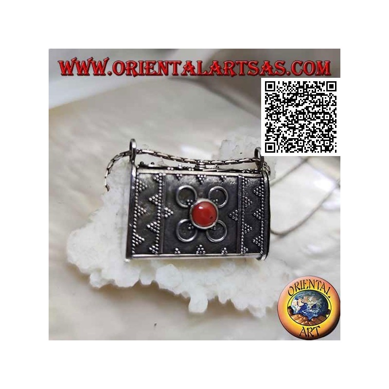 Colgante de caja de plata en forma de bolso con adornos en relieve y coral tibetano central