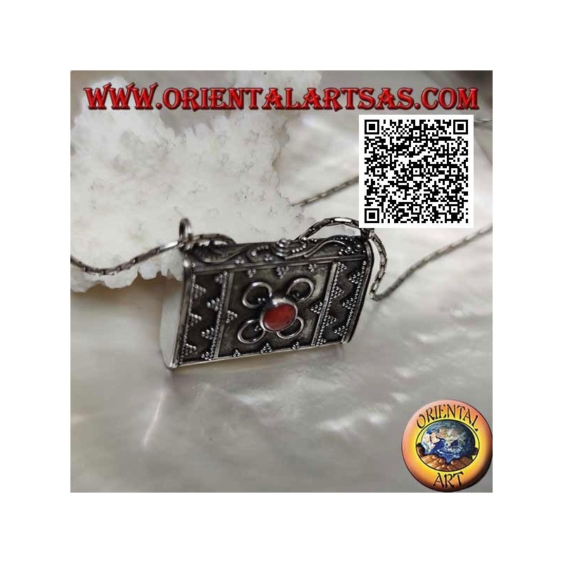Pendentif boîte en argent en forme de sac à main avec décorations en relief et corail tibétain central