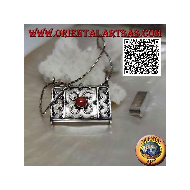 Ciondolo a scatola in argento a forma di borsetta con decorazioni in rilievo e corallo tibetano centrale