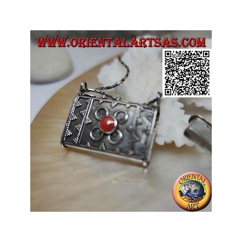 Ciondolo a scatola in argento a forma di borsetta con decorazioni in rilievo e corallo tibetano centrale