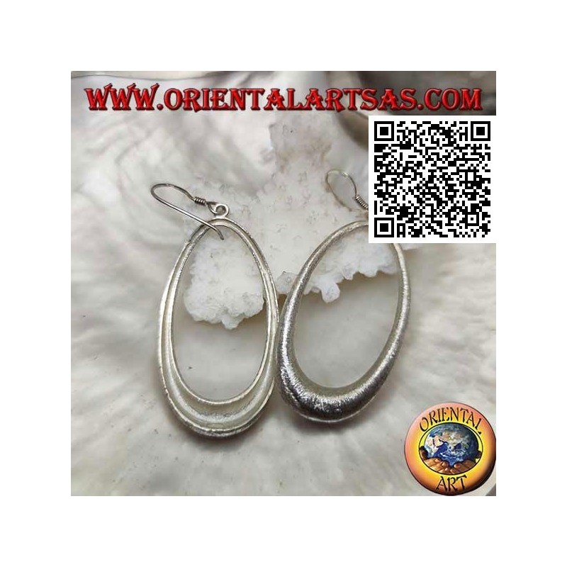 Satin silberne Ohrringe mit oval wachsendem Anhänger