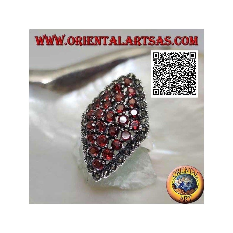 Bague en argent de forme losange composée de grenats ronds sertis et d'une monture en marcassite