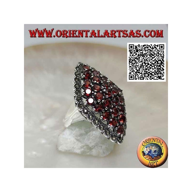 Bague en argent de forme losange composée de grenats ronds sertis et d'une monture en marcassite