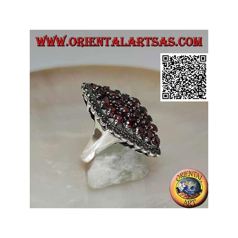 Bague en argent de forme losange composée de grenats ronds sertis et d'une monture en marcassite