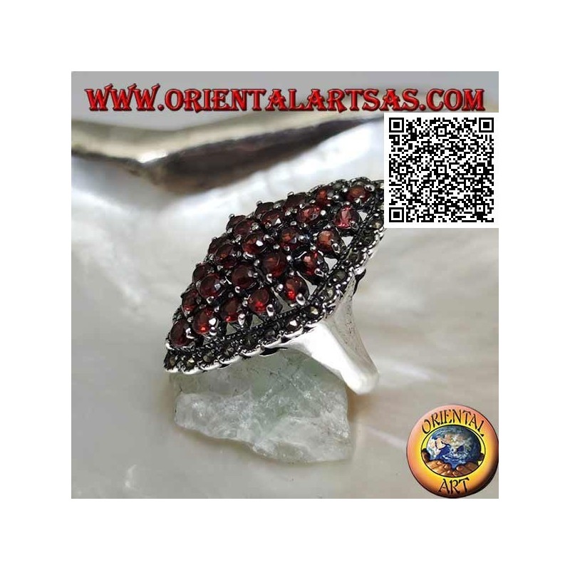 Bague en argent de forme losange composée de grenats ronds sertis et d'une monture en marcassite