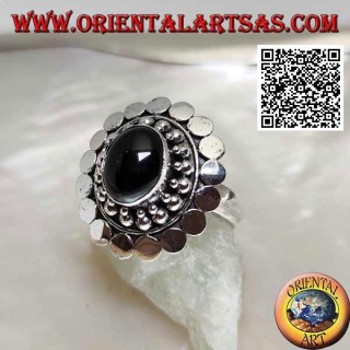 Silberring mit ovalem Cabochon-Onyx, umgeben von Kugeln und Scheiben