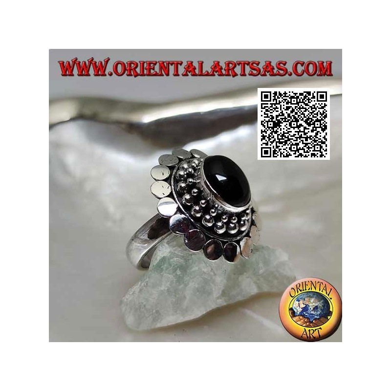 Anello in argento con onice ovale cabochon contornata da palline e dischetti