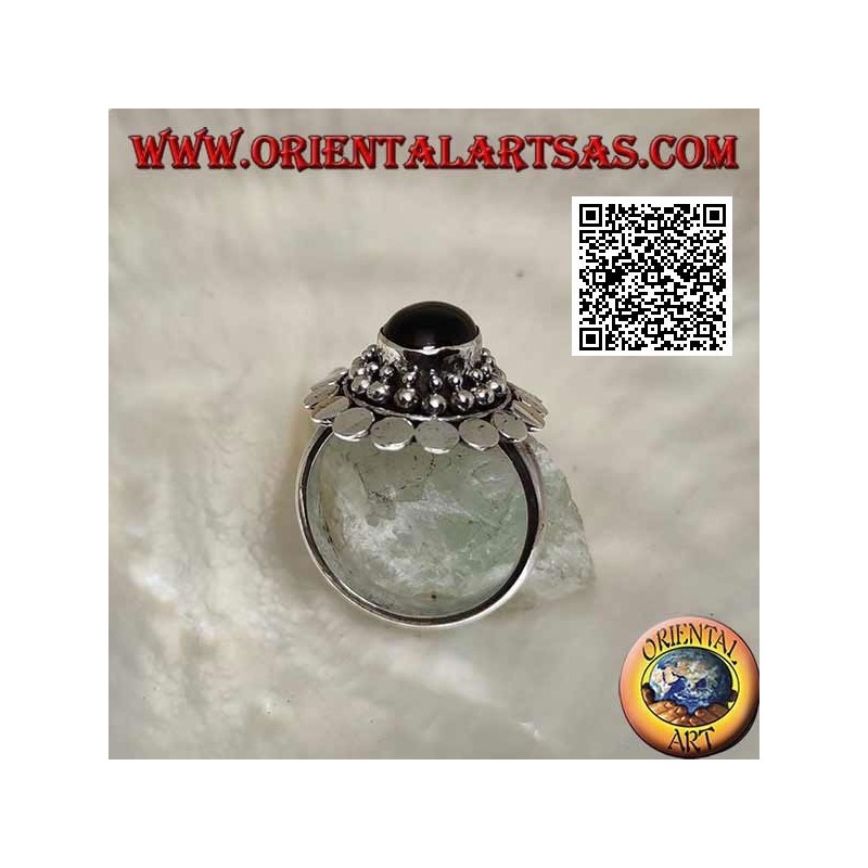Anillo de plata con ónix cabujón ovalado rodeado de bolas y discos