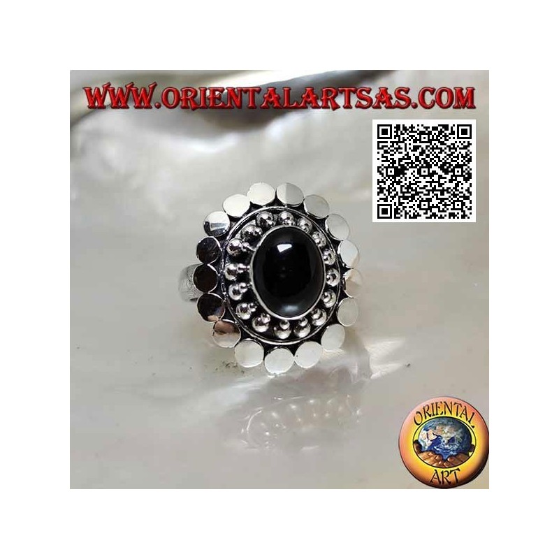 Anello in argento con onice ovale cabochon contornata da palline e dischetti
