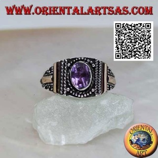 Anello in argento con ametista ovale con decorazione a palline e piatrine in oro 14 carati