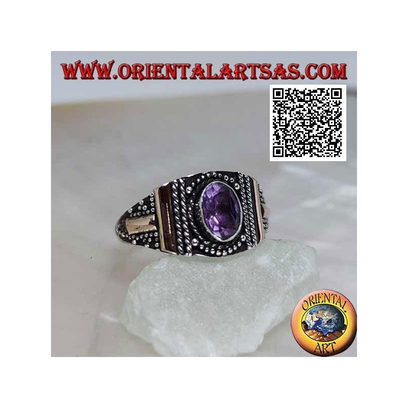 Anillo de plata con amatista ovalada con decoración en bolas y placas de oro de 14 kilates