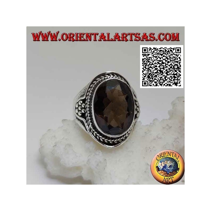 Anello in argento con topazio fumé sfaccettato ovale contornato da intreccio e esagono di palline sui lati