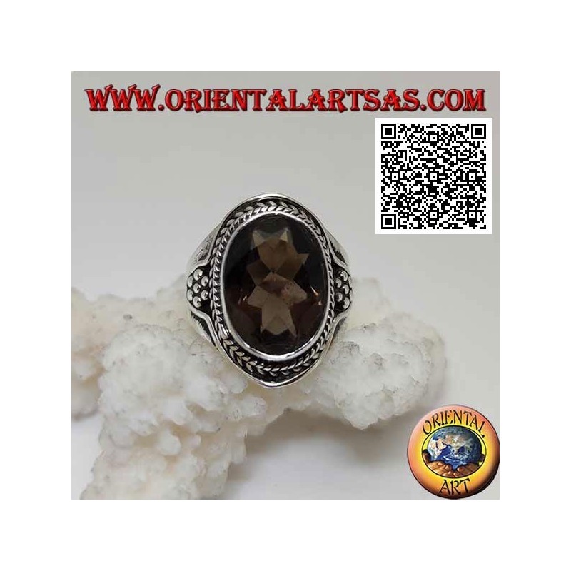 Anello in argento con topazio fumé sfaccettato ovale contornato da intreccio e esagono di palline sui lati