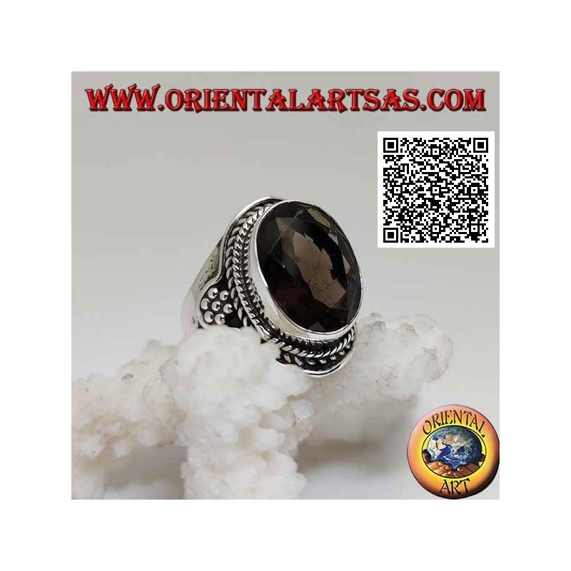 Bague en argent avec topaze fumée ovale facettée entourée d'entrelacs et hexagone de boules sur les côtés