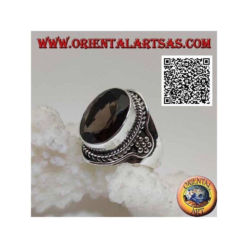 Anello in argento con topazio fumé sfaccettato ovale contornato da intreccio e esagono di palline sui lati