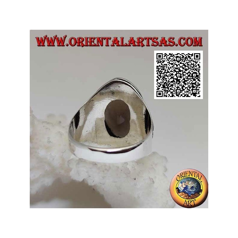 Anello in argento con topazio fumé sfaccettato ovale contornato da intreccio e esagono di palline sui lati