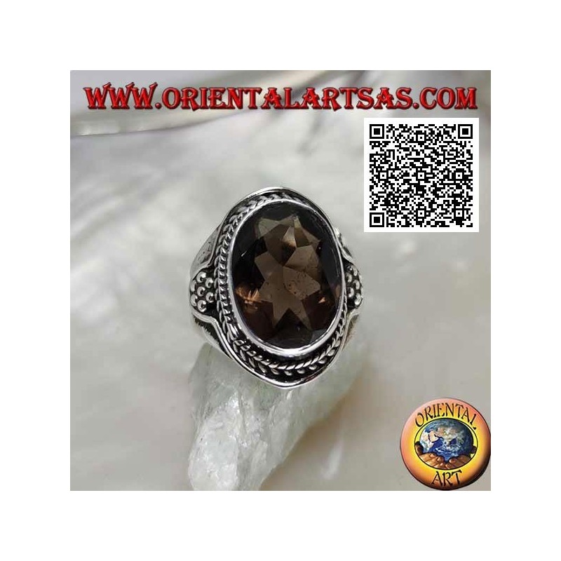 Silberring mit oval facettiertem rauchigem Topas, umgeben von Verflechtung und Sechseck von Kugeln an den Seiten