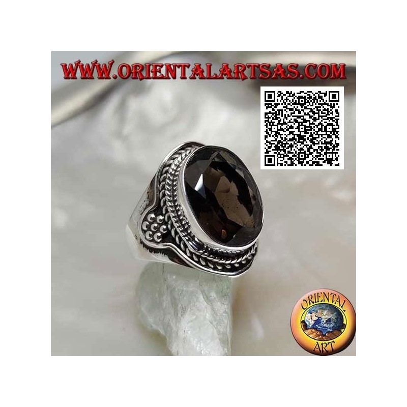 Anillo de plata con topacio ahumado facetado ovalado rodeado de entretejido y hexágono de bolas en los laterales