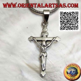 Silberanhänger, der die Kreuzigung Jesu Christi auf einem glatten Kreuz darstellt