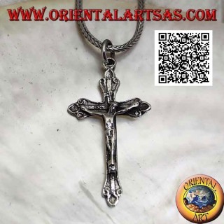 Colgante de plata que representa la crucifixión de Jesucristo en una cruz ortodoxa