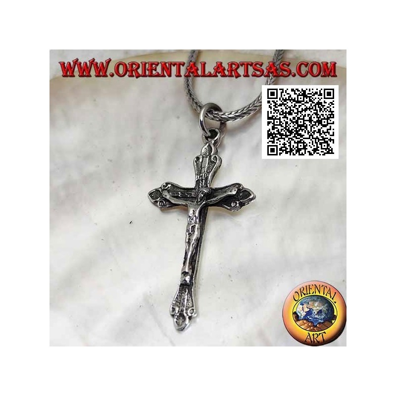 Colgante de plata que representa la crucifixión de Jesucristo en una cruz ortodoxa
