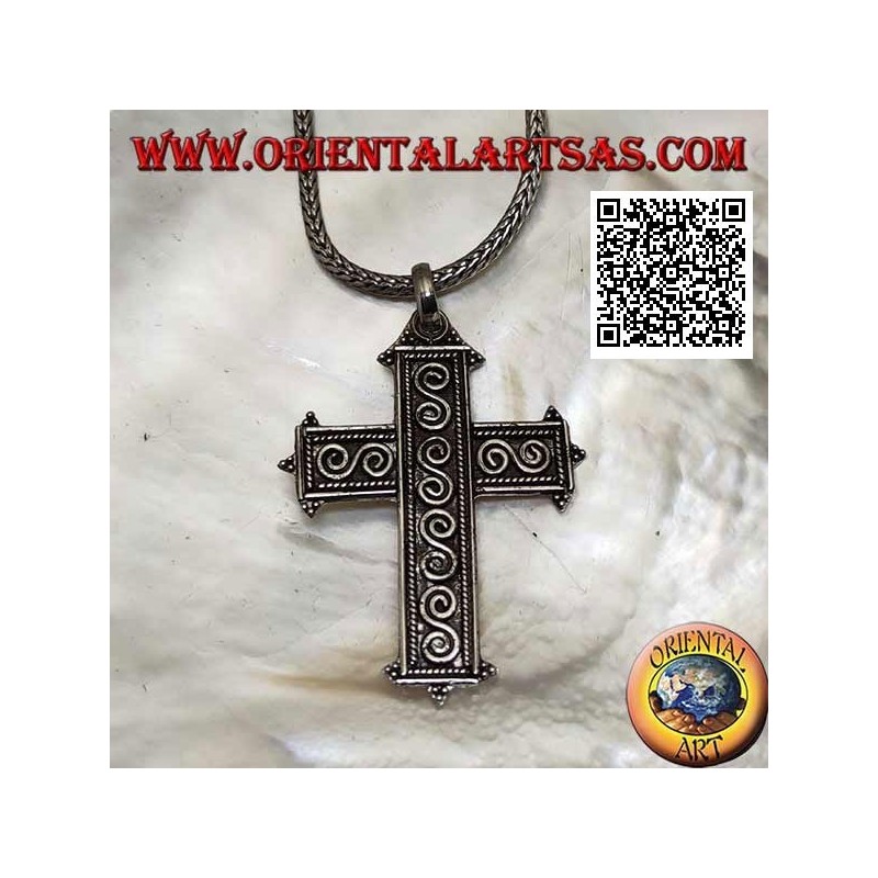 Pendentif croix latine en argent avec spirales en forme de S en bas-relief et boules