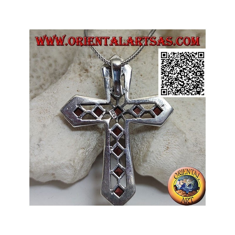 Pendentif croix chrétienne en argent serti de grenats rhomboïdes naturels et cadre de maracssites
