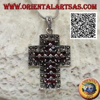 Pendentif croix chrétienne en argent à larges bras avec deux rangées de grenats ronds naturels entourés de marcassite