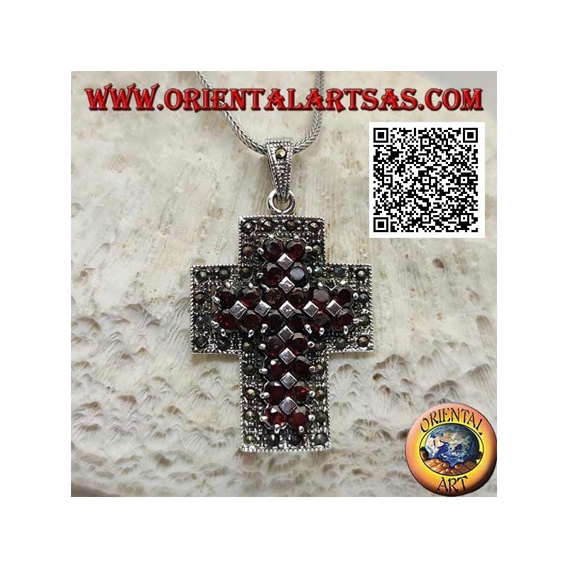 Colgante cruz cristiana de plata con brazos anchos con dos hileras de granates redondos naturales rodeados de marcasita