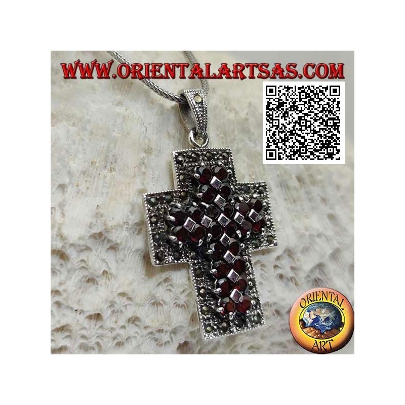 Colgante cruz cristiana de plata con brazos anchos con dos hileras de granates redondos naturales rodeados de marcasita