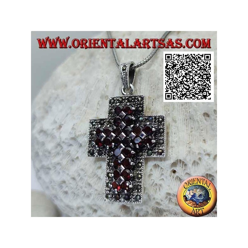 Colgante cruz cristiana de plata con brazos anchos con dos hileras de granates redondos naturales rodeados de marcasita