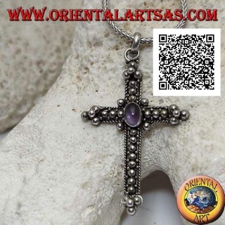 Silberanhänger in Form eines orthodoxen Kreuzes mit zentralem ovalem Amethyst und Verzierung mit Kugeln