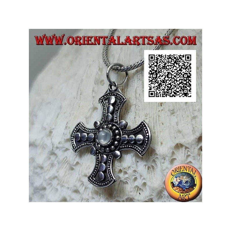 Colgante de plata, cruz de Canterbury con piedra de luna redonda central y decoración de disco