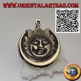Pendentif népalais éclipse de soleil et de lune avec visage en relief en laiton