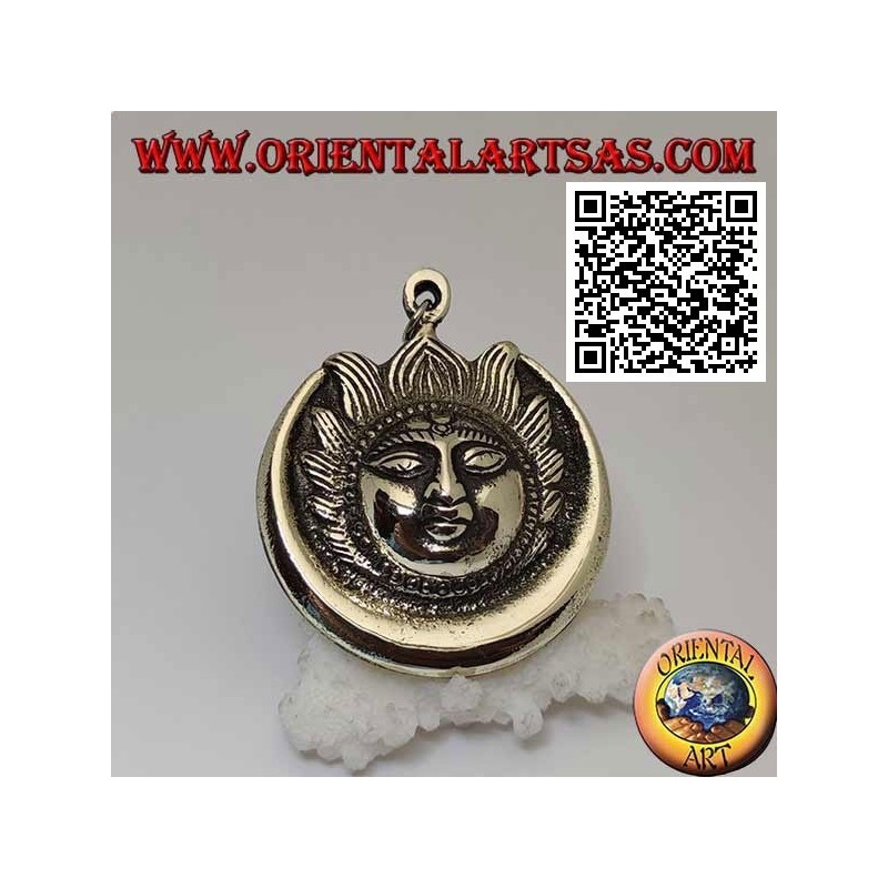 Colgante nepalí eclipse de sol y luna con cara en relieve en latón