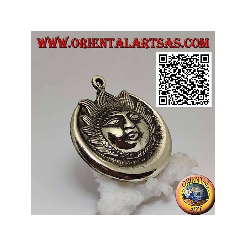 Pendentif népalais éclipse de soleil et de lune avec visage en relief en laiton