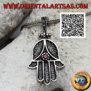 Pendentif en argent Main de Fatima à décor ethnique perforé et serti zircon rubis (oxydé)