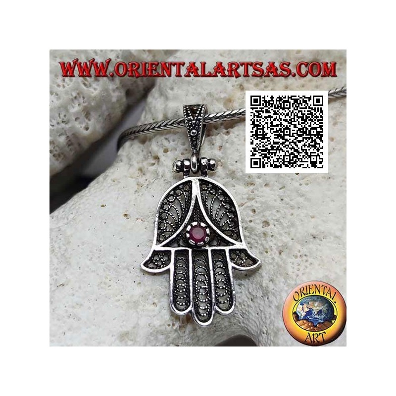 Silberanhänger Hand of Fatima mit perforierter ethnischer Dekoration und rubinrotem Zirkon (oxidiert)