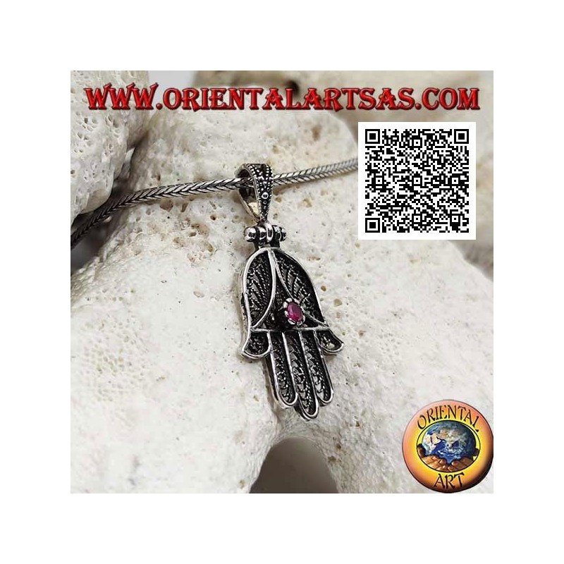 Ciondolo in argento mano di Fatima a decorazione etnica traforata e zircone color rubino incastonato (ossidato)