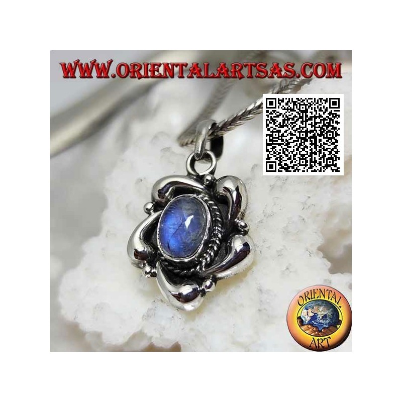 Pendentif en argent avec labradorite bleue ovale au centre d'une fleur