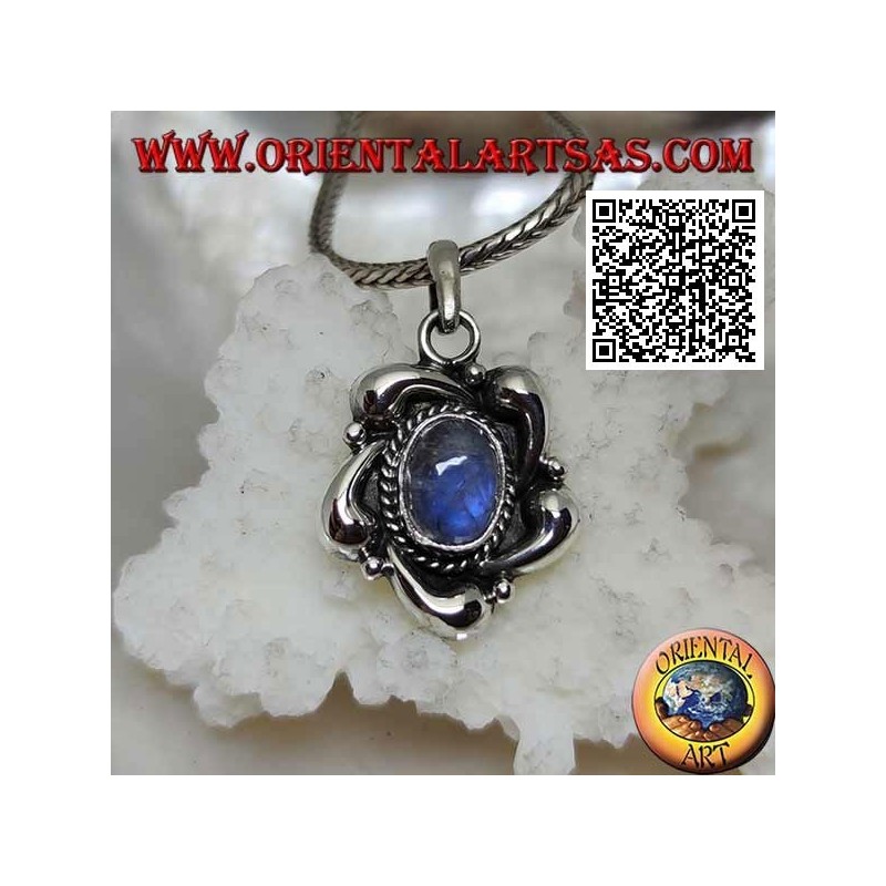 Colgante de plata con labradorita azul ovalada en el centro de una flor