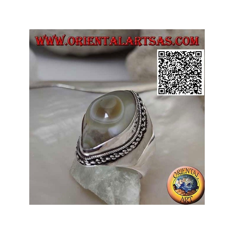 Bague en argent avec agate oeil de Shiva beige avec navette et bord chaîne sur monture lisse