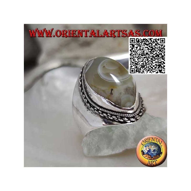 Bague en argent avec agate oeil de Shiva beige avec navette et bord chaîne sur monture lisse