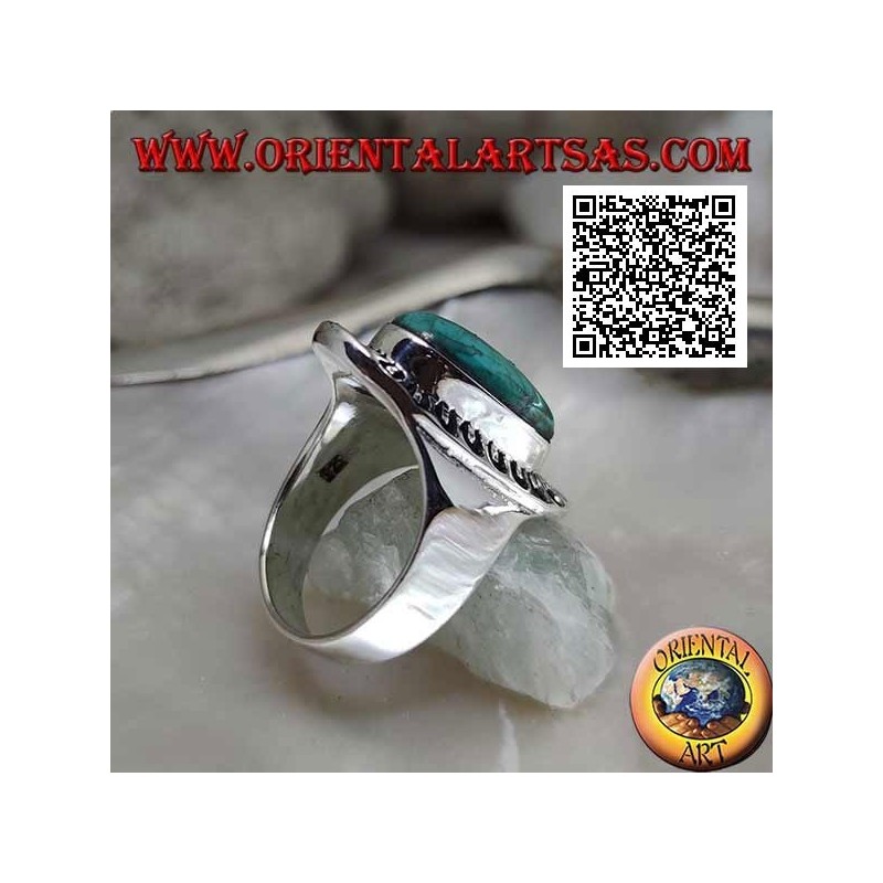 Anello in argento con turchese tibetano antico ovale allungato contornato da decorazione incisa